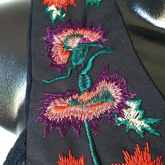 Boutique navy Embroidered Top navy blue vneck sleeveless multicolored small - Picture 9 of 16